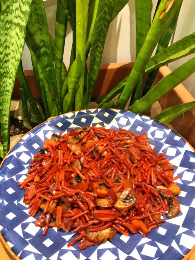 Fideuá roja de verduras